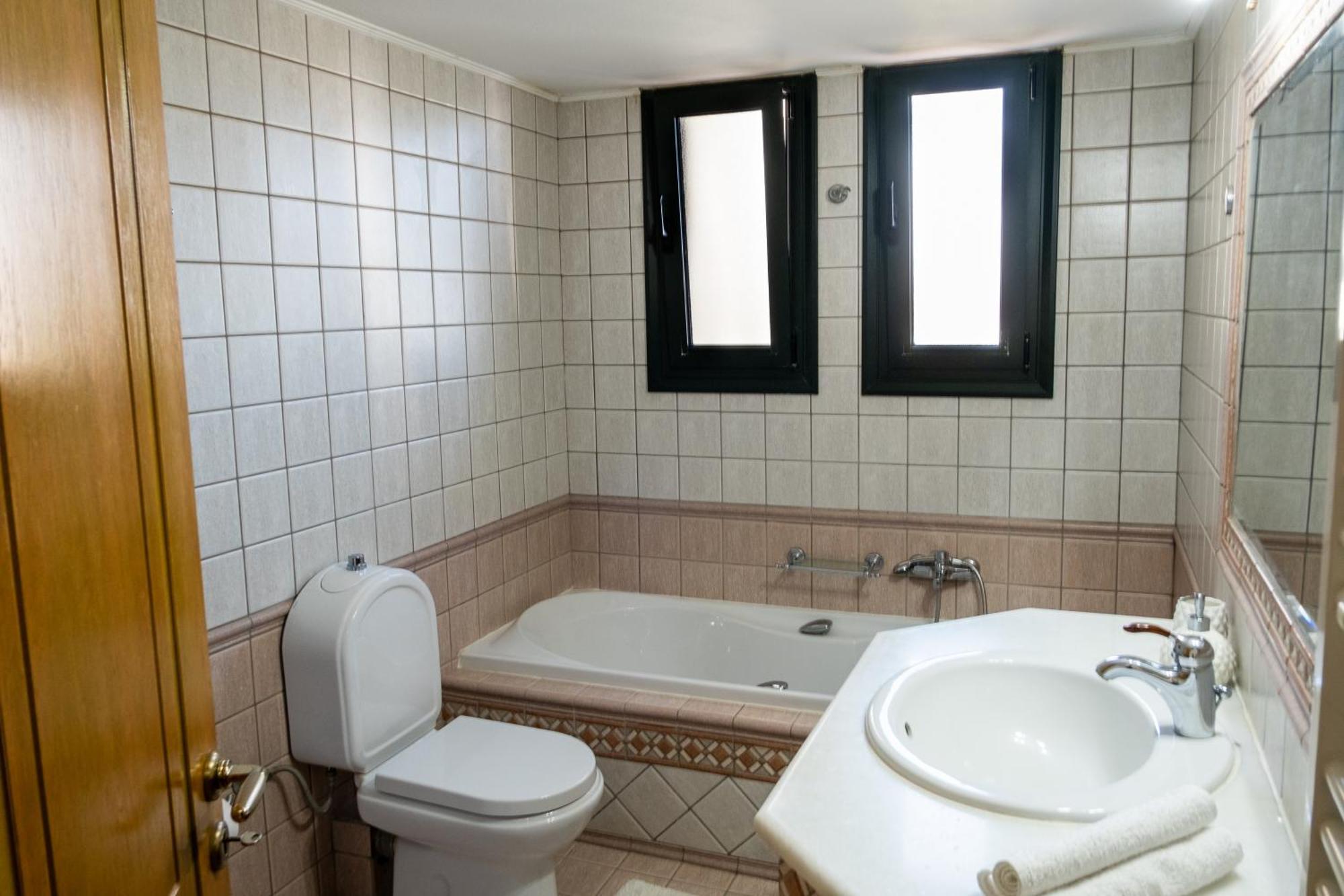 Spacious House In A Quiet Neighbourhood * Ierapetra (Crete)